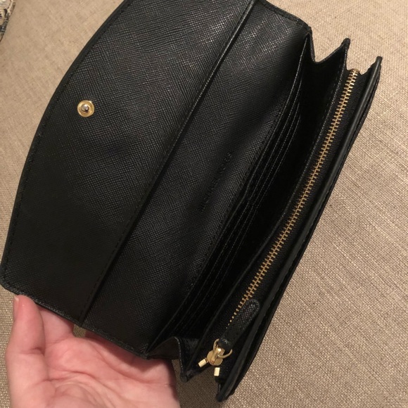 Michael Kors wallet 🚨Sale🚨 - Picture 4 of 4